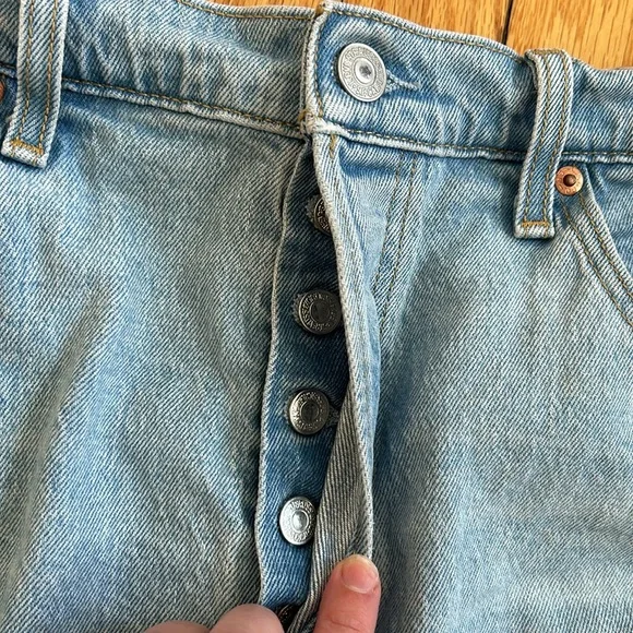 Levi’s rib cage distress shorts 32 - Picture 5 of 7